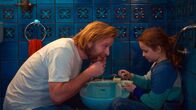 Petite Maman – Nelly (Joséphine Sanz) hilft ihrem Vater (l, Stéphane Varupenne) bei der Rasur des Bartes