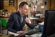 Elementary – Holmes (Jonny Lee Miller) muss herausfinden, warum ein Serienmörder seine Opfer wie ein Vampir in den Hals beißt ...