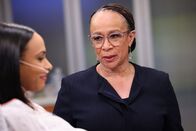 Chicago Med – Besorgte Mutter, v.li.: Nicolette Robinson als Tara Goodwin, S. Epatha Merkerson als Sharon Goodwin