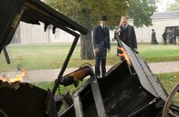 Murdoch Mysteries – Detective Murdoch (Yannick Bisson, l.) und Inspector Brackenreid (Thomas Craig) begutachten den Schaden.