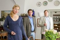 Die Rosenheim-Cops – Dass Musikerin Tanner (Antje Widdra, l.) aus Rache den Hausmeister erschossen hat, ist für die Rosenheimer Kommissare Lind (Tom Mikulla, m.) und Hartl (Michael A. Grimm, r.) ein nachvollziehbares Tatmotiv.
