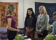 Fresh off the Boat – Jessica (Constance Wu, M.) versucht, Honey (Chelsey Crisp, l.) beizustehen, als zwischen ihr und ihrer Mutter Fay (Cheryl Hines, r.) alte Kommunikationsprobleme ans Licht kommen.