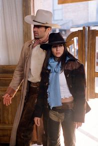 Charmed - Zauberhafte Hexen – Cole (Julian McMahon, l.); Prue (Shannen Doherty, r.)