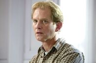 Lewis - Der Oxford-Krimi – Hugh Mallory (James Wilby) dachte, eine glückliche Ehe geführt zu haben. Wie man sich täuschen kann.