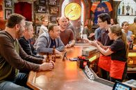 Kevin Can Wait – (v.li.) Chris Roach (Mott), Gary Valentine (Kyle Gable), Kevin James (Kevin Gable), Bas Rutten (Rootger), Ryan Cartwright (Chale Witt), Taylor Spreitler (Kendra Gable).