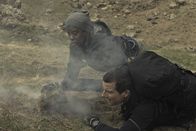 Bear Grylls: Stars am Limit – Uzo Aduba (l.); Bear Grylls (r.)
