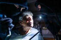 Aktenzeichen XY ... ungelöst – Was als normale Nacht beginnt, endet für ein Ehepaar in einem Albtraum. Im Schutz der Dunkelheit steigen drei maskierte Männer ins Haus. Sie haben es auf den Inhalt des Tresors abgesehen.