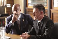 Castle – Roy Montgomery (Ruben Santiago-Hudson, l.) wird dem Regierungsagent Westfield (Lyle Lovett, r.) gegenüber immer misstrauischer.