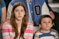 The Middle – Als Sue (Eden Sher, l.) auf Brick (Atticus Shaffer, r.) aufpassen soll, endet das für sie in einer Blamage und für die beiden zusammen in einem großen Schrecken ...
