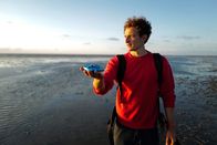 CheXpedition – Checker Julian erforscht gemeinsam mit iXi und seiner Drohne das Watt an der Nordsee.