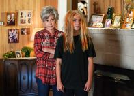 Young Sheldon – Connie "Meemaw" Tucker (Annie Potts, l.); Missy Cooper (Raegan Revord, r.)