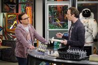 The Big Bang Theory – Leonard (Johnny Galecki, l.) will Sheldon zum Geburtstag dessen Wunsch erfüllen, einmal Batman zu begegnen und fragt Stuart (Kevin Sussman, r.) um Rat. Der hat zufällig die Kontaktdaten eines Schauspielers, der früher Batman verkörpert hat: Adam West ...