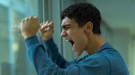 Stabil – Alirea (Caspar Kamyar) beobachtet, wie „Fresse“ (Beren Zint) von der Polizei abgeholt wird.