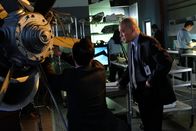 Mayday - Alarm im Cockpit – Der leitende und der zweite Ermittler (gespielt von Von Flores und Allen Keng) untersuchen einen Propeller vom Absturz des TransAsia-Flugs 235. (Bildnachweis: Cineflix/Darren Goldstein)