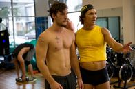 Magic Mike – Bereits nach den ersten Minuten auf der Bühne erkennt Clubbesitzer Dallas (Matthew McConaughey, r.), dass in Adam (Alex Pettyfer, l.) ziemlich viel Potential als Stripper steckt. Doch vor dem Erfolg stehen erst einmal etliche Stunden in einer Muckibude ...