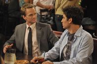 How I Met Your Mother – Es liegt nun an Stella Ted (Josh Radnor, r.) eine Antwort auf seinen Heiratsantrag zu geben und Barney (Neil Patrick Harris, l.) wird sich seiner Gefühle in Bezug auf Robin bewusst ...