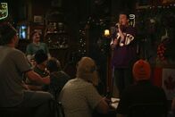 How I Met Your Mother – Marshall (Jason Segel, r.) nimmt Robin mit in eine Bar, die ihn an seine Heimat Minnesota erinnert. Robin ist begeistert ...