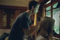 Disturbia – Haben die Befürchtung, dass ihr Nachbar Turner ein Serienkiller ist: Ashley (Sarah Roemer, r.) und Kale (Shia LaBeouf, l.).