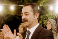 Mustang – Erol (Ayberg Pekcan) will seinen Nichten Zucht und Ordnung beibringen.