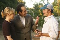 Monk – Natalie (Traylor Howard, l.) weiß nicht mehr, wem sie glauben soll. Ist Jack (Steve Zahn, r.) wirklich Monks (Tony Shalhoub, M.) Halbbruder?