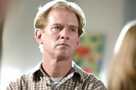 Lewis - Der Oxford-Krimi – Hugh Mallory (James Wilby) erkennt, dass sein Leben weitgehend auf einer Lüge aufgebaut war.
