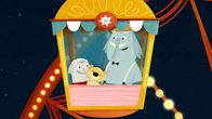 Unser Sandmännchen – Charlie und Opa Musifant sitzen gemeinsam in einer Kabine.