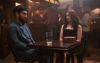 Two Weeks to Live – Nach einer zufälligen Begegnung in der Bar, kommen Kim (Maisie Williams) und Nicky (Mawaan Rizwan) miteinander ins Gespräch. Schnell merken die beiden, dass sie einen Draht zueinander haben.