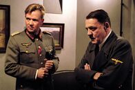 Der Untergang – (v.li.): Justus von Dohnanyi (Gen. Burgdorf), Bruno Ganz (Adolf Hitler).