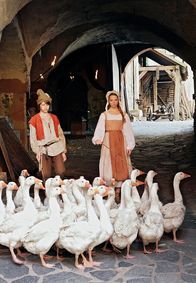Die Gänsemagd – Die echte Prinzessin Elisabeth (Karoline Herfurth), von ihrer Zofe Magdalena zur Magd degradiert, hütet mit Gänsehirte Kürdchen (Julius Römer) die Gänse.
