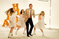 Filmnacht im ZDF: Once Upon a Time in ... Hollywood – Um nicht ganz den Anschluss zu verlieren, muss sich Rick Dalton (Leonardo DiCaprio) auch schon mal in einem Musical beweisen.