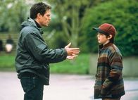 About a Boy oder: Der Tag der toten Ente – Raufen sich zusammen: (l-r) Hugh Grant als Will, Nicholas Hoult als Marcus