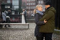 Rote Rosen – Katrin (Nicole Ernst, l.) und Leo (Daniel Hartwig, r.) stellen lachend fest, dass sie keine Hochzeit brauchen um miteinander glücklich zu sein (mit Kompas:innen).