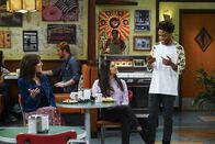 Superior Donuts – (v.l.n.r.) Randy (Katey Sagal); Sofia (Diane Guerrero); Franco (Jermaine Fowler)