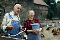 Löwenzahn Classics – Natürlich gibt es auf einem Bauernhof Spatzen. Die Bäuerin (Hildegard Schröter) zeigt Peter (Peter Lustig), dass die Spatzen gerne den Hühnern die Körner wegfressen.
