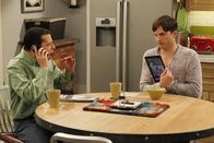 Two and a Half Men – Walden (Ashton Kutcher, r.) kann nicht verstehen, dass Kandi und Alan (Jon Cryer, l.) verheiratet waren ...