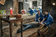 SOKO München – Die SOKOs am Tatort: Dr. Weissenböck (Florian Odendahl, r.) und Dominik Morgenstern (Joscha Kiefer, l.) untersuchen die Leiche von Tobias Vogl (Michael Wolf, M.), während im Hintergrund Billie Curio (Sina Reiß, l.) und Franz Ainfachnur (Christofer v. Beau, r.) weitere Spuren sichern.