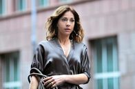 Lösegeld – Nina Hausen (Ulrike C. Tscharre) ist die Leiterin einer Begleitagentur und auf dem Weg zur Bank: Sie hat einen Plan.