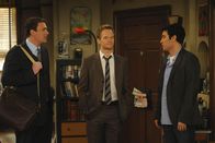 How I Met Your Mother – Ted (Josh Radnor, r.) ist entsetzt, als er feststellen muss, dass er von Marshall (Jason Segel, l.) und Barney (Neil Patrick Harris, M.) seit Wochen belogen wurde ...