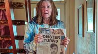 Passenger – Sue (Clare Burt) hat panische Angst vor dem „Monster“ Eddie Wells (Barry Sloane), der jetzt wieder auf freiem Fuß ist.