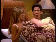 Friends – Rachel (Jennifer Aniston, l.) und Ross (David Schwimmer) können es nicht fassen, dass sie nebeneinander aufwachen._Titel: Friends