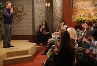 2 Broke Girls – Sein Seminar sorgt für einige Probleme: Gordon (David Hoffman, l.) ...