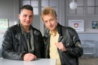 Die Rosenheim-Cops – Pop-Musiker Fabrizio Frey (Andreas Gabalier, l.) lässt sich von Polizist Mohr (Max Müller, r.) den Weg zu den Kommissaren zeigen.