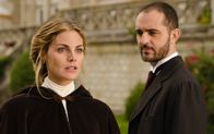 Grand Hotel – Alicia Alarcón (Amaia Salamanca, l.) und Diego (Pedro Alonso)
