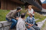 Watzmann ermittelt – Johanna Beissl (Ines Lutz, r. mit Komparsen) ermittelt auf eigene Faust.