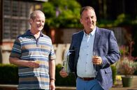 Mum – Michael (Peter Mullan, li.) und Derek (Ross Boatman, re.) sind gute Freunde geworden.
