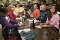 The Goldbergs – (v.l.n.r.) Adam Goldberg (Sean Giambrone); Beverly Goldberg (Wendi McLendon-Covey); Murray Goldberg (Jeff Garlin); Barry Goldberg (Troy Gentile); Geoff Schwartz (Sam Lerner); Erica Goldberg (Hayley Orrantia)
