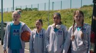 High Hoops – Aoife, Charlotte, Zara und Nyla sind schockiert: sie müssen jetzt im Leichtathletik-Wettkampf antreten.