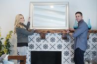 Die Super-Makler - Top oder Flop? – Als Tarek (r.) und Christina (l.) an ein Objekt im Mid-Century-Stil gelangen, ist der optische Anspruch der Nachbarschaft hoch - schafft das Makler-Paar mit ihrem Design eine Punktladung für die Käufer?