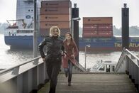 Notruf Hafenkante – Jasper ist verschwunden. Melanie (Sanna Englund, l.) und die Mutter des Kindes (Ursula Doll, r.) suchen fieberhaft nach dem Jungen.