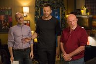 Community – Hickey (Jonathan Banks, r.) vertraut Jeff (Joel McHale, M.), Dean Pelton (Jim Rash) und dem Rest der Truppe an, dass sein Sohn keinen Kontakt mit ihm möchte und ihm auch den Umgang mit seinem Enkel verwehrt, da muss die Gruppe natürlich helfend eingreifen ...